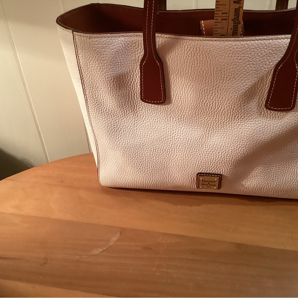 Dooney &  Bourke white leather large tote.  Exc. condition. - Picture 5 of 12